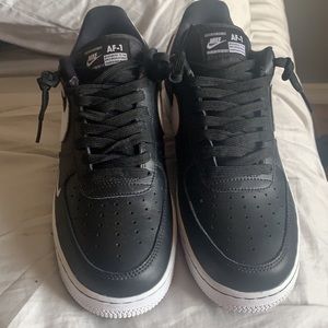 I’m selling some Nike Air Force 1’s the size is 8 the colors are black and white